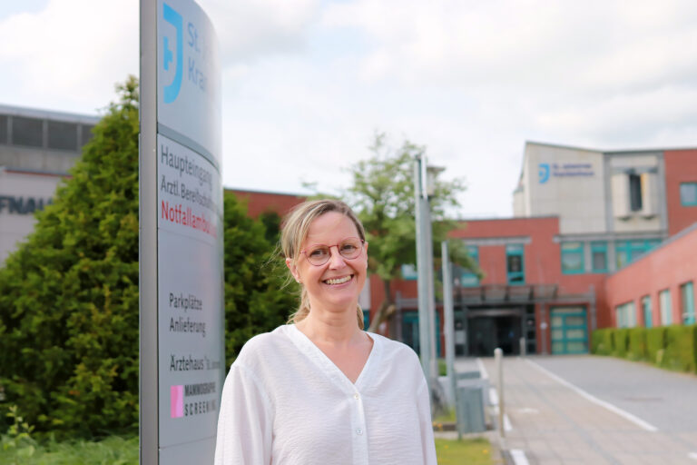Pflegedirektorin Grit Pippig steht vor dem St. Johannes Krankenhaus Kamenz Pflegedirektorin Grit Pippig steht vor dem St. Johannes Krankenhaus Kamenz